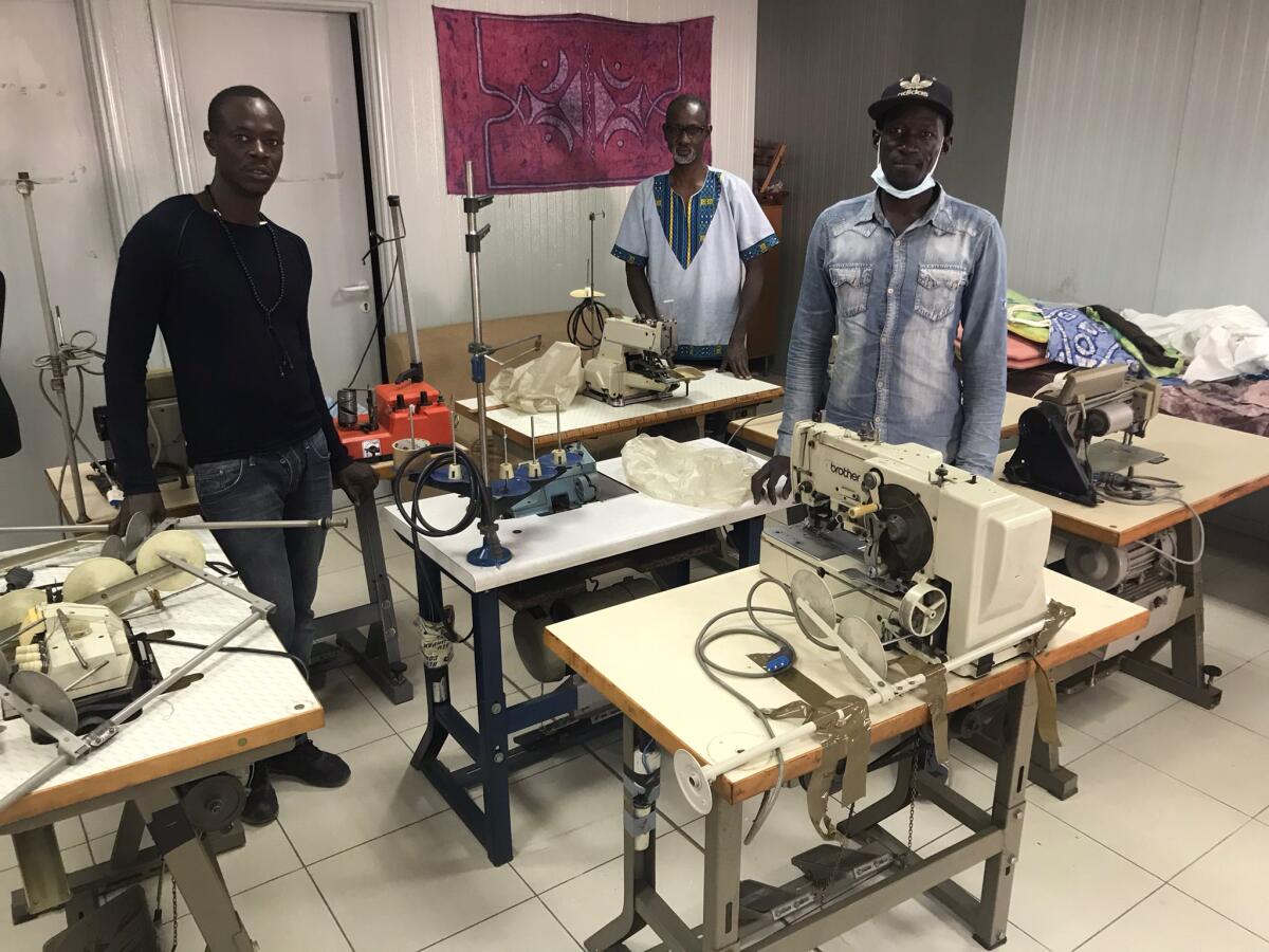 A Casa Sankara nasce una sartoria sociale, macchine da cucire donate da negozio chiuso per difficoltà economiche - Credits Facebook: CASA Sankara Associazione Ghetto Out
