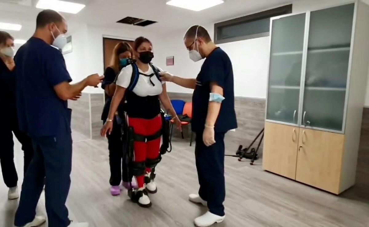Foggia, Francesca torna a camminare con l'esoscheletro bionico: grande gioia dopo sei mesi in ospedale - 