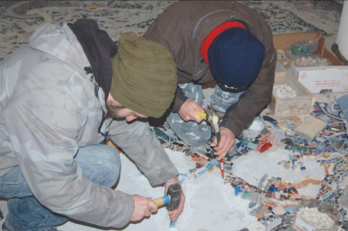 Mosaichaos, il disagio si trasforma in arte: a Troia un mosaico realizzato da 300 persone - 