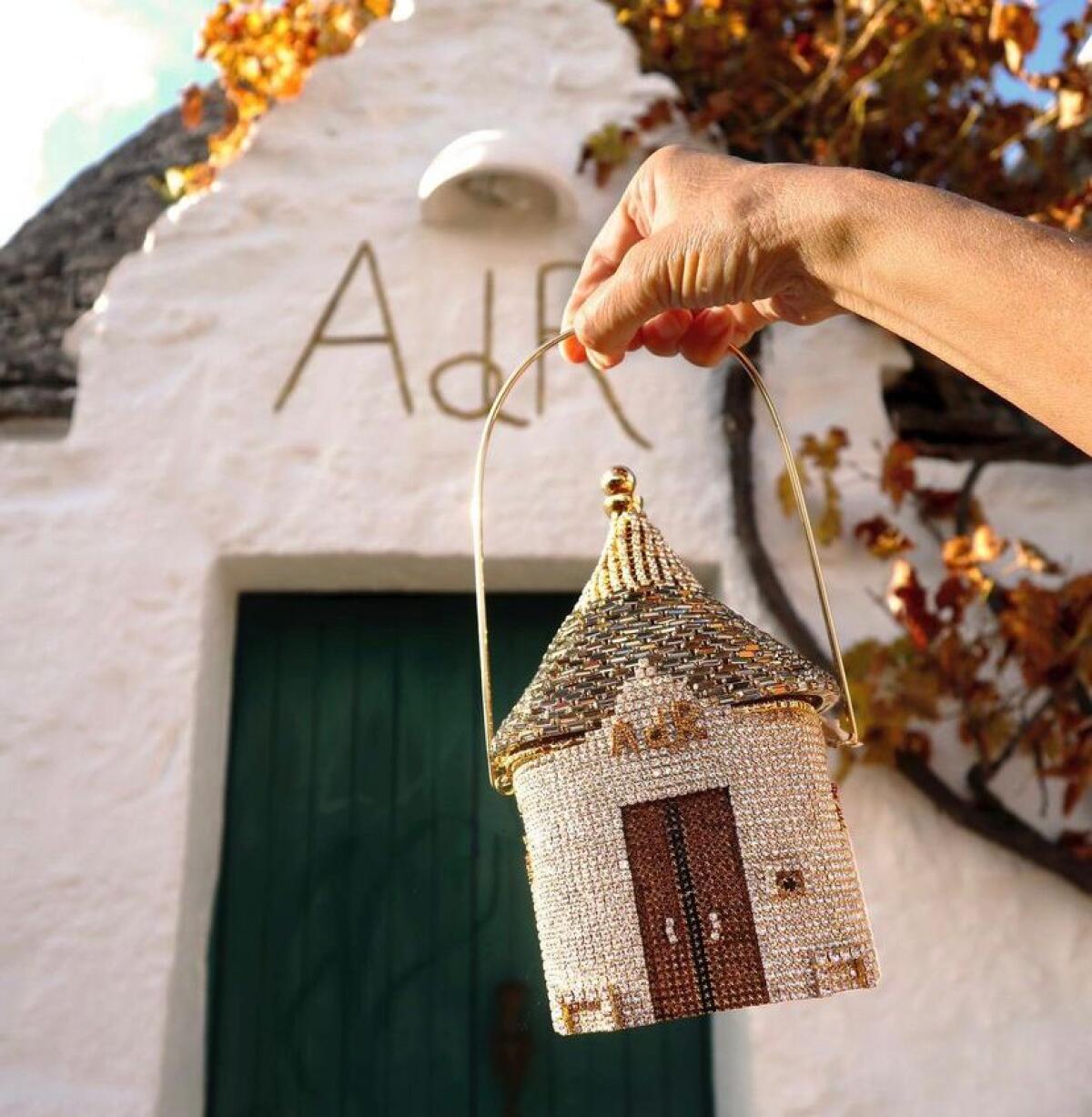 Una "Trullo bag" con 4mila cristalli per omaggiare la Puglia, l'ultima idea di Anna Dello Russo - Credits: Instagram Rosantica