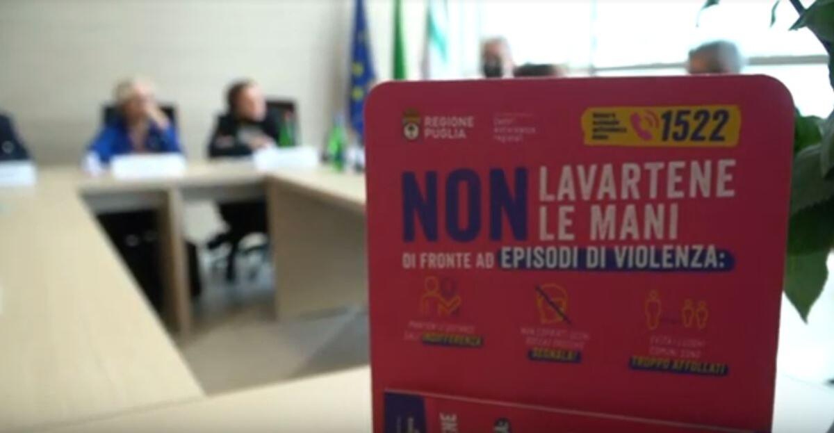 In Puglia dispenser di gel igienizzante con i numeri utili da chiamare in caso di violenza - 