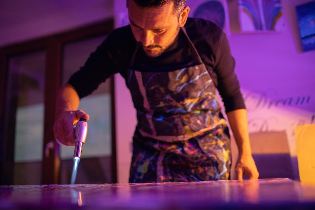 Reinventarsi per inseguire la passione per l'arte, Francesco Di Carlo e il suo mondo a colori tra Action Painting e Pop Art - 