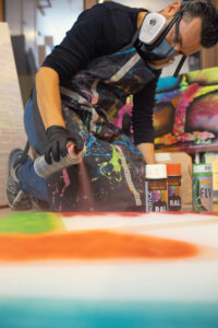 Reinventarsi per inseguire la passione per l'arte, Francesco Di Carlo e il suo mondo a colori tra Action Painting e Pop Art