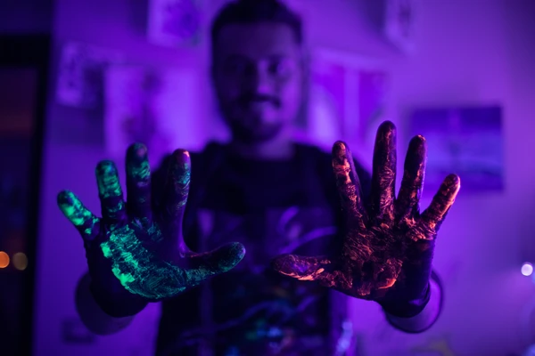 Reinventarsi per inseguire la passione per l'arte, Francesco Di Carlo e il suo mondo a colori tra Action Painting e Pop Art