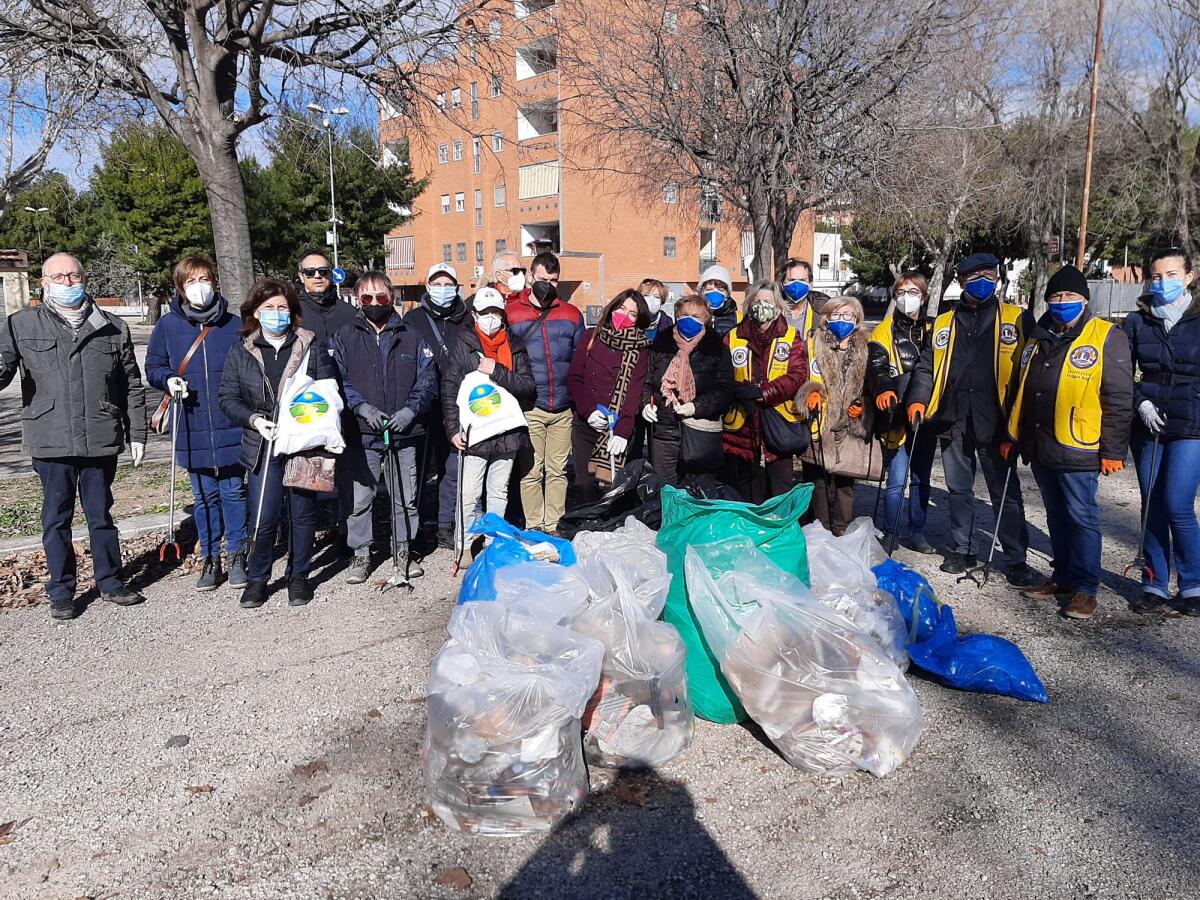 Foggia, venti volontari in azione in Viale Virgilio: raccolti sacchi con plastica, lattine, bottiglie di vetro, mascherine e tanto altro - 