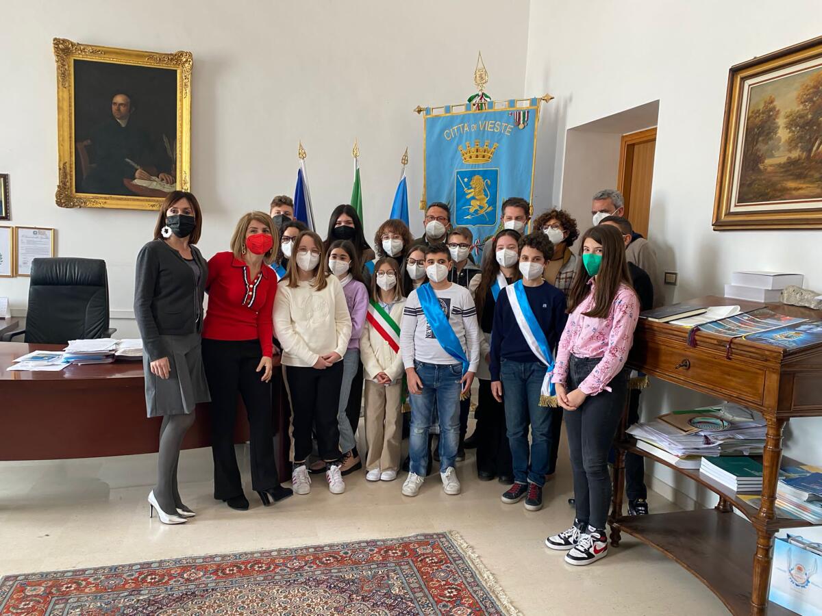 Vieste, eletto minisindaco. La fascia tricolore a Luisa Spina, undici anni. - 