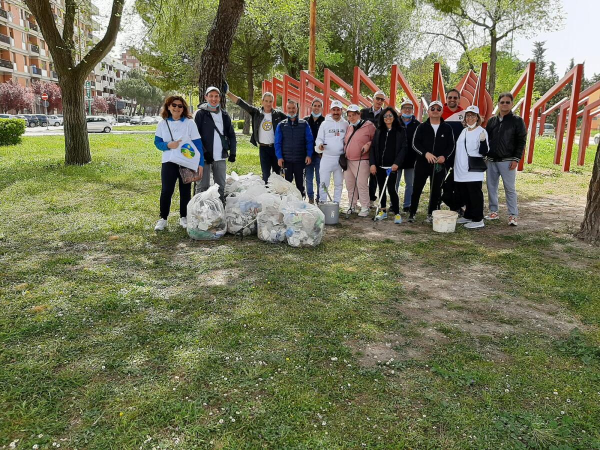 I volontari intervengono per la Giornata della Terra La Via della Felicità organizza una raccolta rifiuti in Via Martiri di Via Fani a Foggia - 