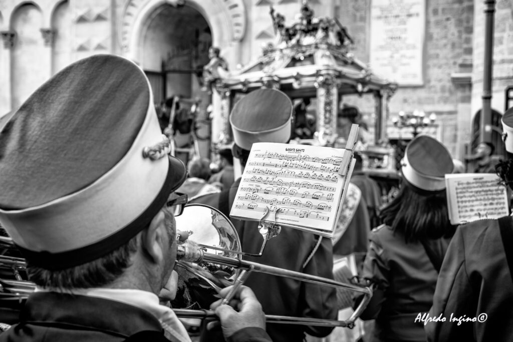 Venerdì Santo, i momenti più toccanti nelle foto di Alfredo Ingino