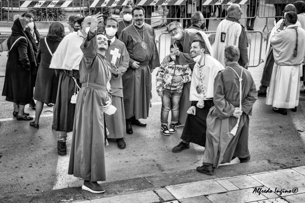 Venerdì Santo, i momenti più toccanti nelle foto di Alfredo Ingino