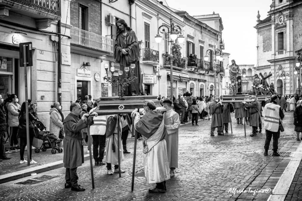 Venerdì Santo, i momenti più toccanti nelle foto di Alfredo Ingino