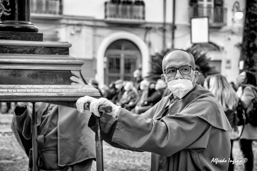 Venerdì Santo, i momenti più toccanti nelle foto di Alfredo Ingino