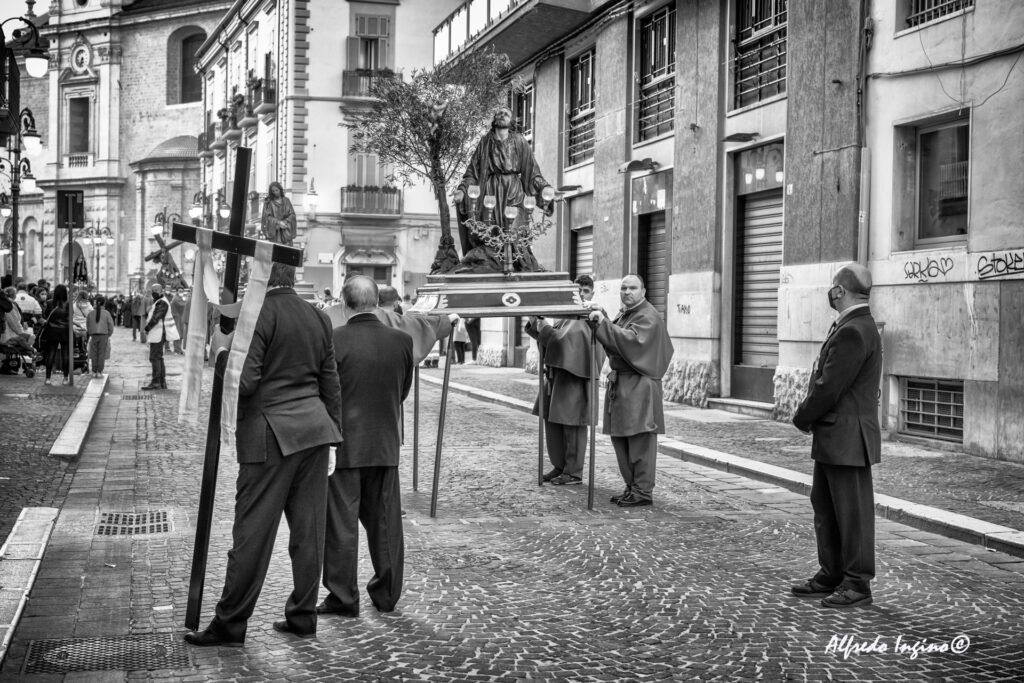 Venerdì Santo, i momenti più toccanti nelle foto di Alfredo Ingino
