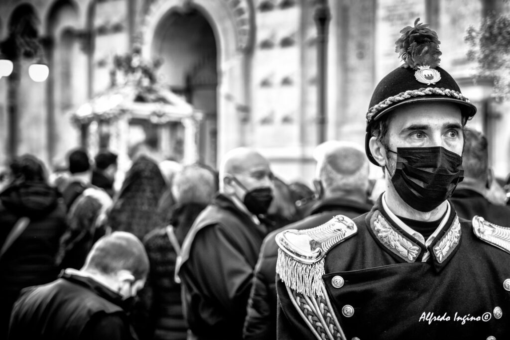 Venerdì Santo, i momenti più toccanti nelle foto di Alfredo Ingino
