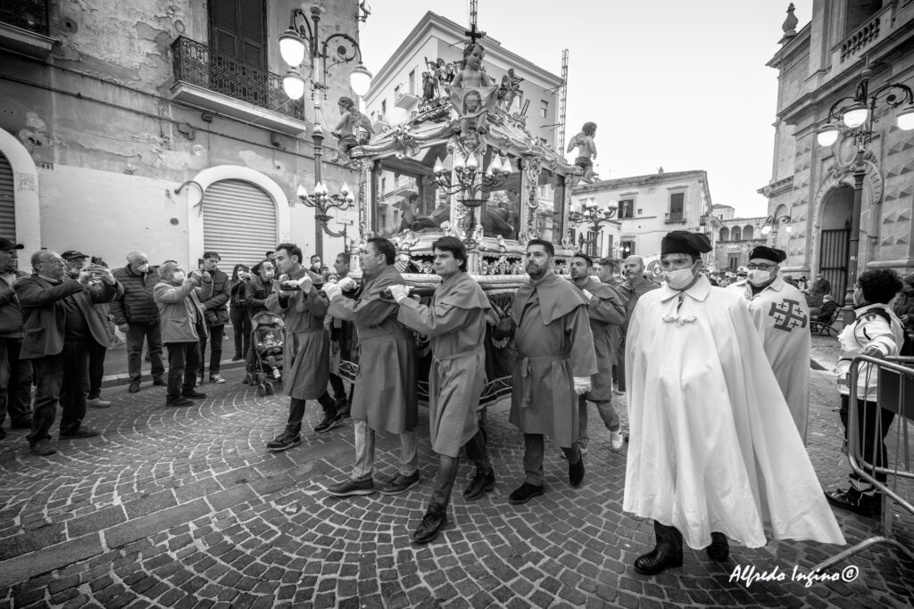 Venerdì Santo, i momenti più toccanti nelle foto di Alfredo Ingino