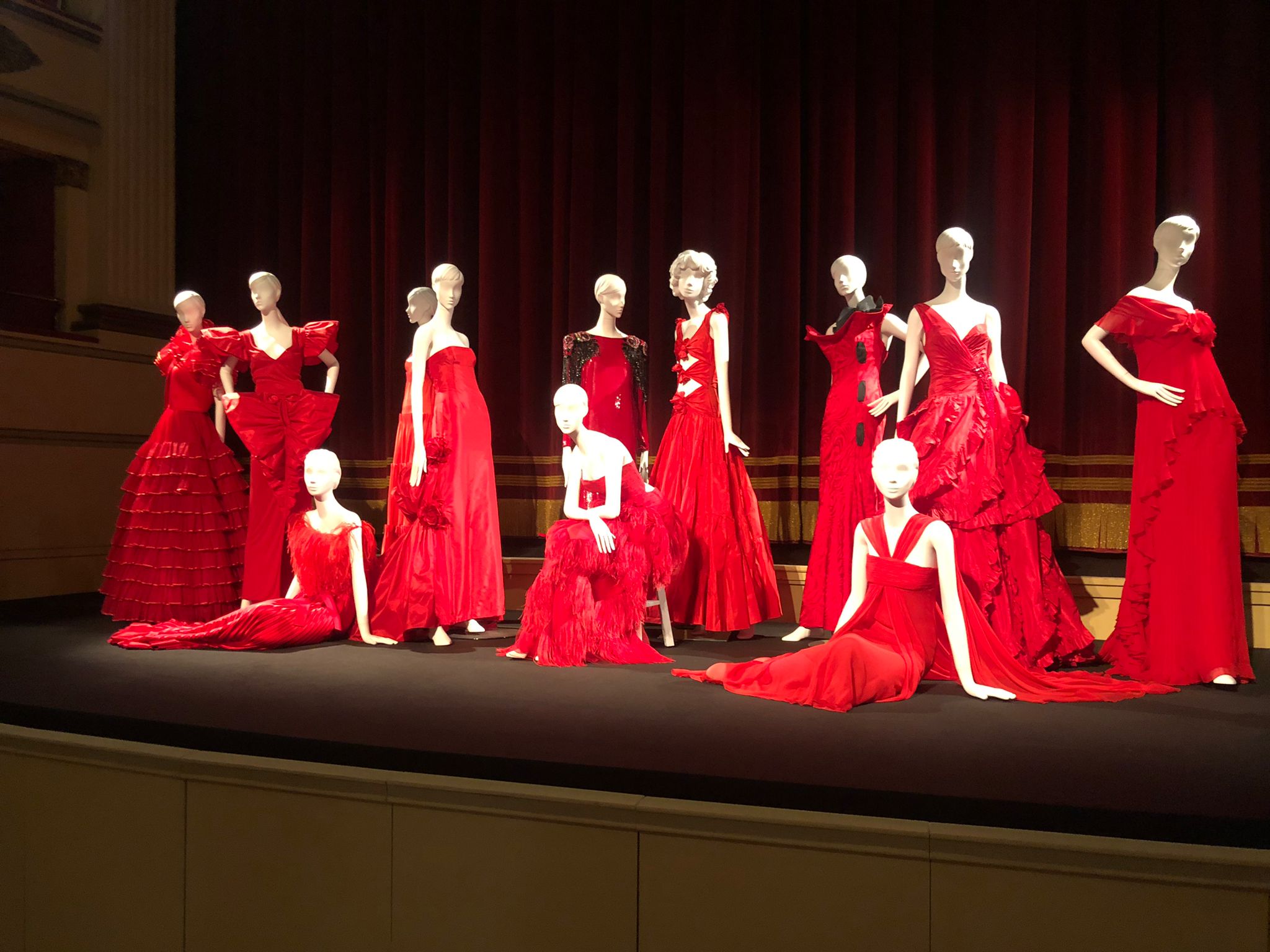 36 abiti del celeberrimo Rosso Valentino, in mostra al Teatro Sociale di Voghera
