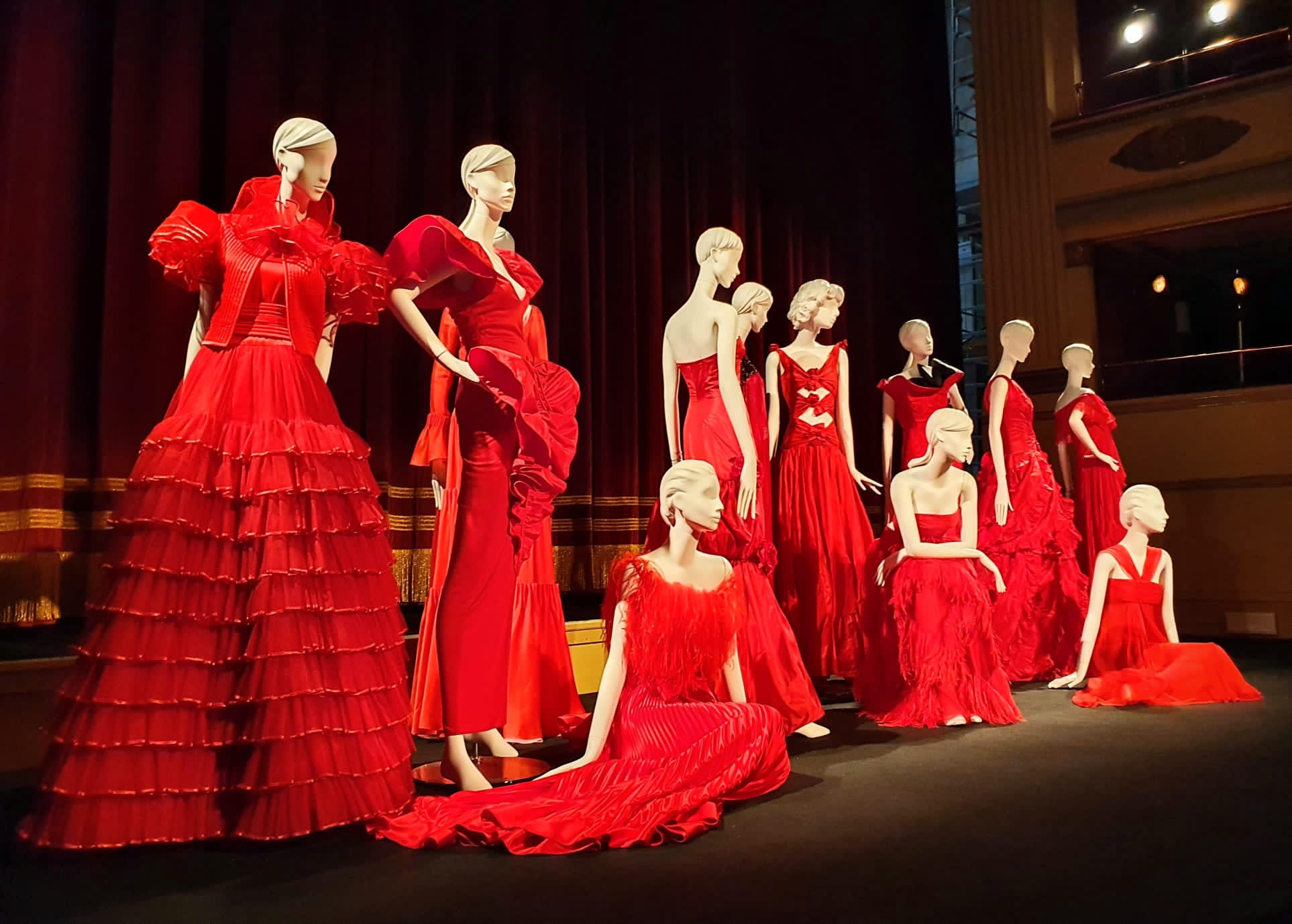 36 abiti del celeberrimo Rosso Valentino, in mostra al Teatro Sociale di Voghera