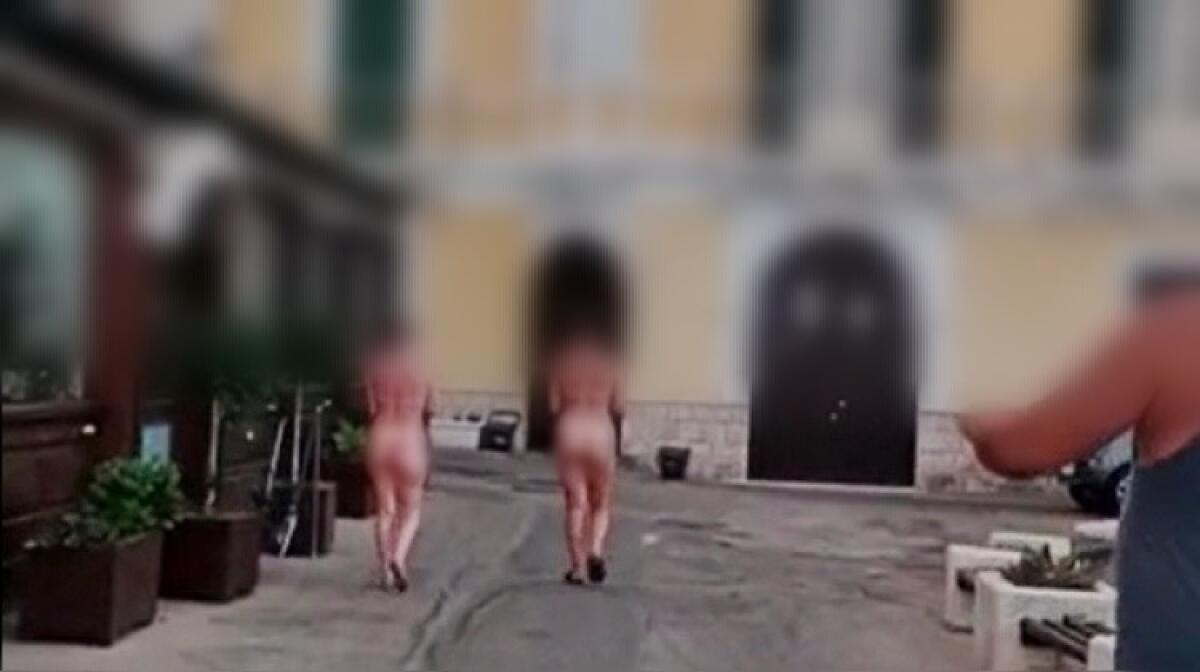 Ragazze completamente nude a spasso per Gallipoli, il video diventa virale - 