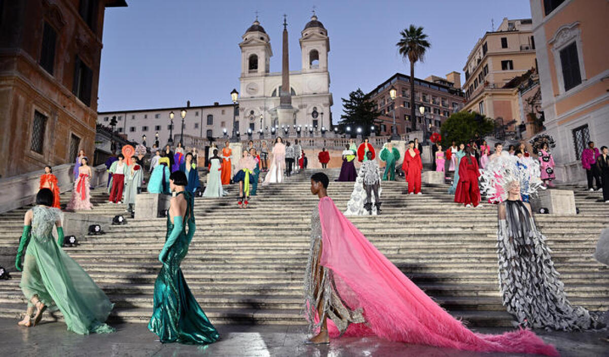 Pierpaolo Piccioli riporta l’alta moda sulle scale di Piazza di Spagna - 