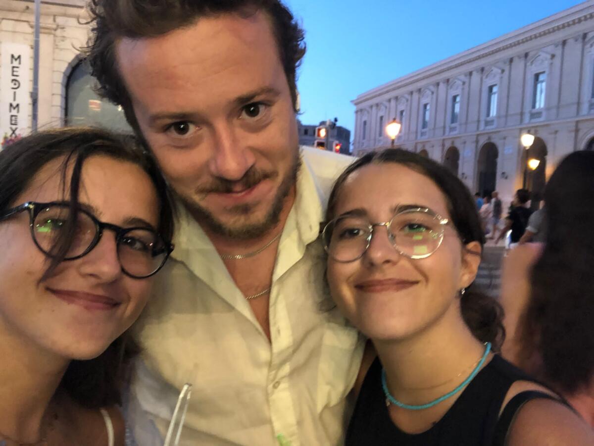 L’attore di “Stranger Things” Joseph Quinn a passeggio per Bari, fan in tilt - 