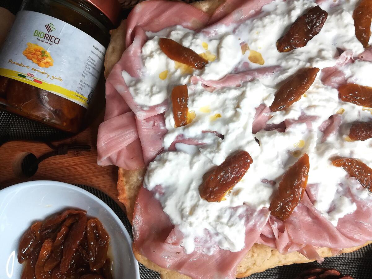 Focaccia con mortadella, stracciatella e pomodori semidry gialli “Bioricci” - Focaccia con mortadella, stracciatella e pomodori semidry gialli “Bioricci”