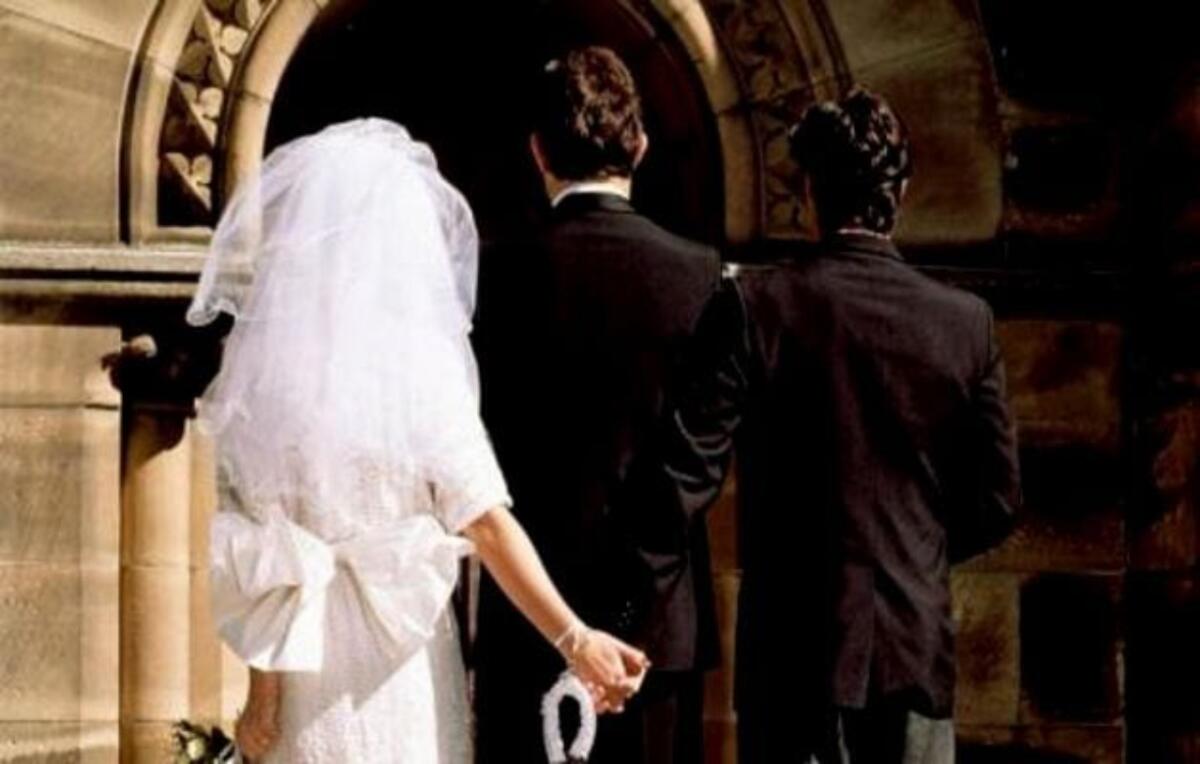 “Tornate a casa”. Scandalo al matrimonio: sposa tradisce il marito con il testimone - 