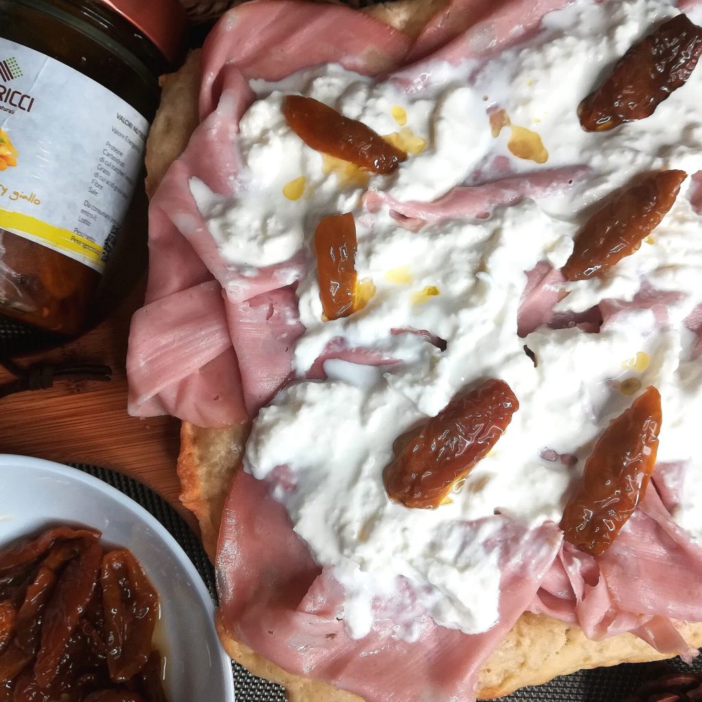 Focaccia con mortadella, stracciatella e pomodori semidry gialli “Bioricci”