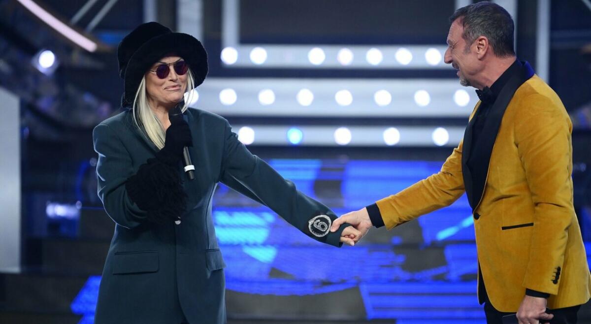 Anna Oxa nega l'intervista alla moglie di Amadeus. La cantante: "C'è una stampa diffamatrice" - 