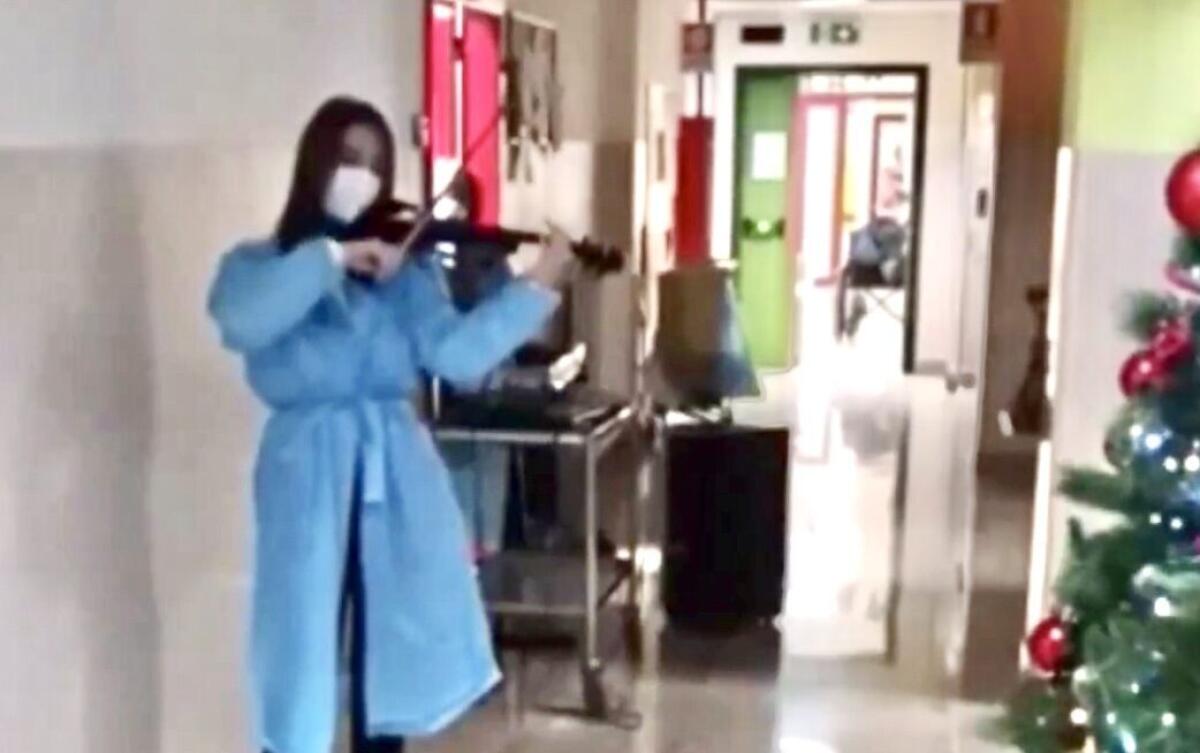 La violinista emoziona tutti suonando nei corridoi di Casa Sollievo per i bambini dell’oncologia pediatrica, il video - 