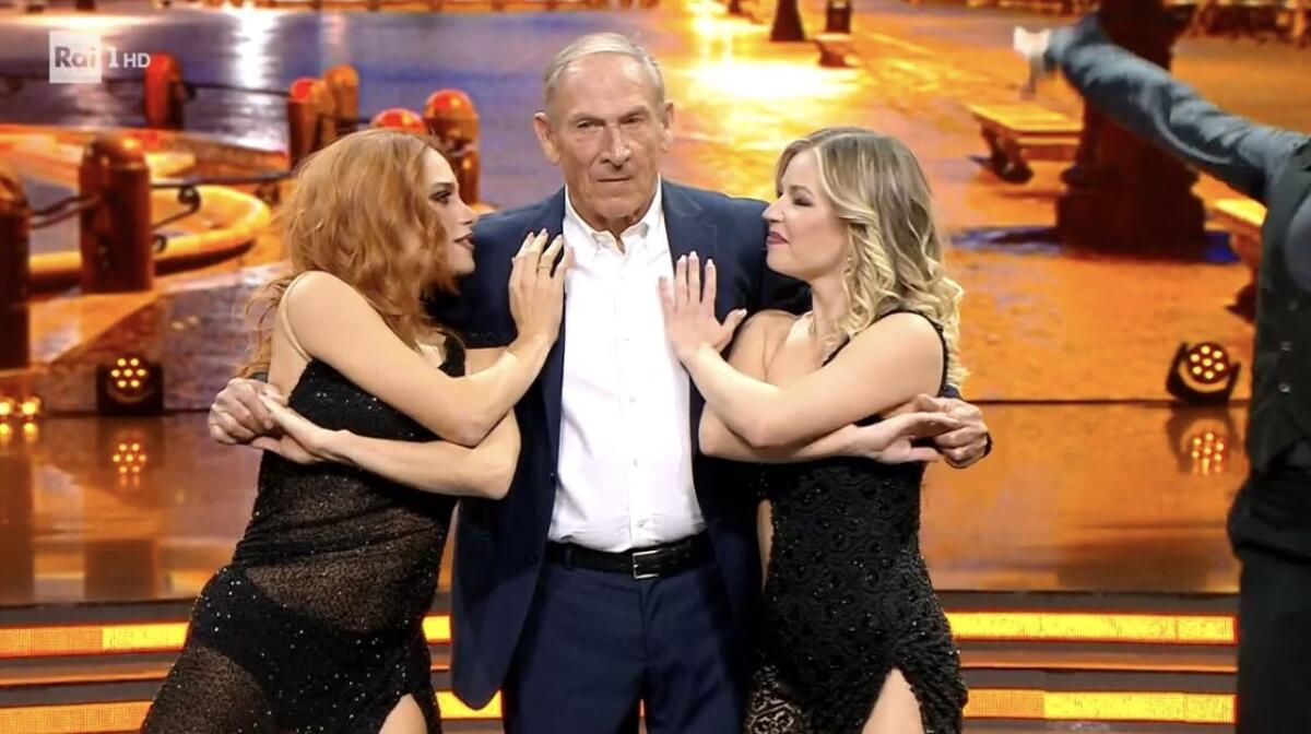 Zeman ospite di "Ballando con le stelle" pubblico in piedi - 