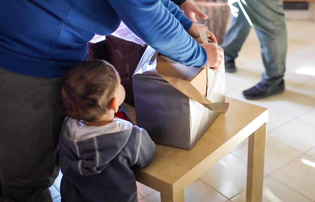 I poliziotti ed il Coro della Questura di Foggia fanno visita al “Sacro Cuore di Gesù, distribuiscono gadget e panettoni ai bambini - 