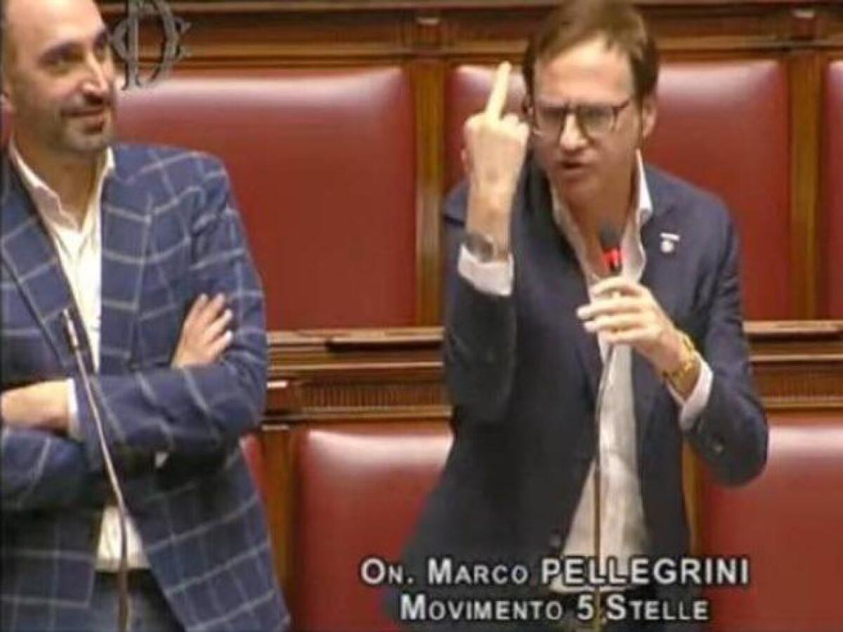 "Hanno capovolto la realtà! sono io ad aver ricevuto questo gestaccio, il video lo dimostra" il deputato foggiano Pellegrini si difende - 