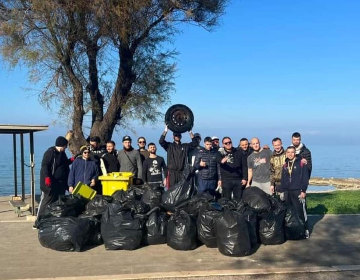 Volontari ripuliscono la zona di Torre Mileto, nel comune di San Nicandro Garganico - 