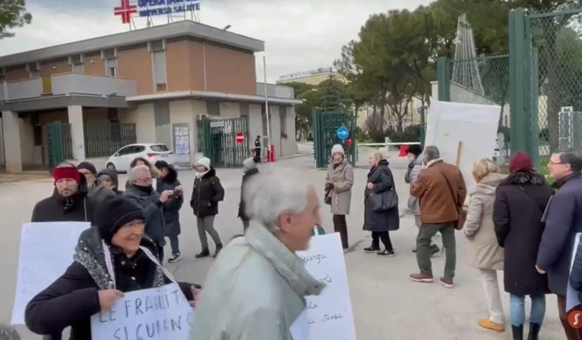 A Foggia decine di cittadini sono scesi per strada per manifestare dopo le violenze compiute al Don Uva - 