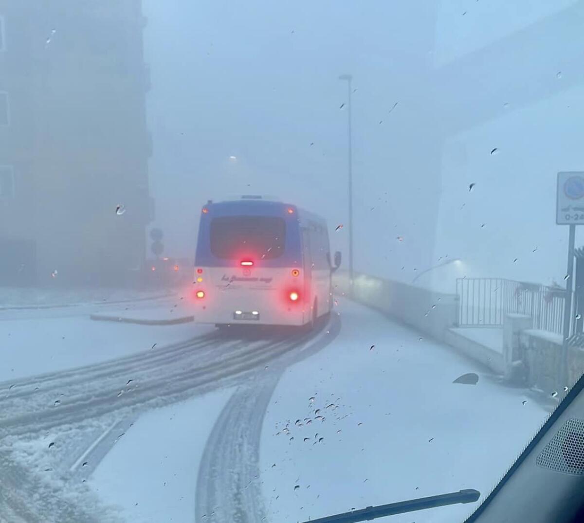 Monte Sant’Angelo si risveglia sotto la neve, il Sindaco: “Situazione tranquilla” - 