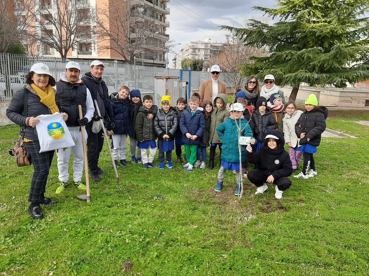 So‘Bellicos e La Via della Felicità donano un albero agli studenti del Manzoni - 