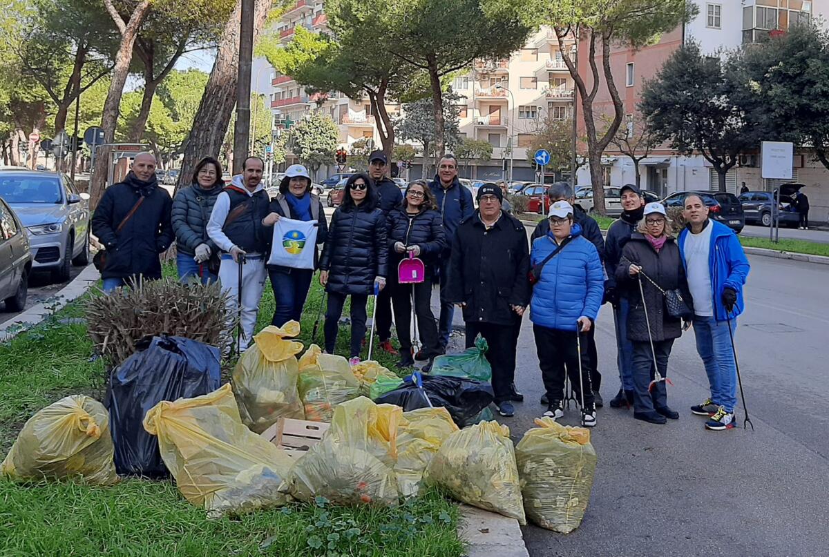 Foggia: scope, palette, guanti e pinze: ripulito ancora dai rifiuti Viale Michelangelo - 