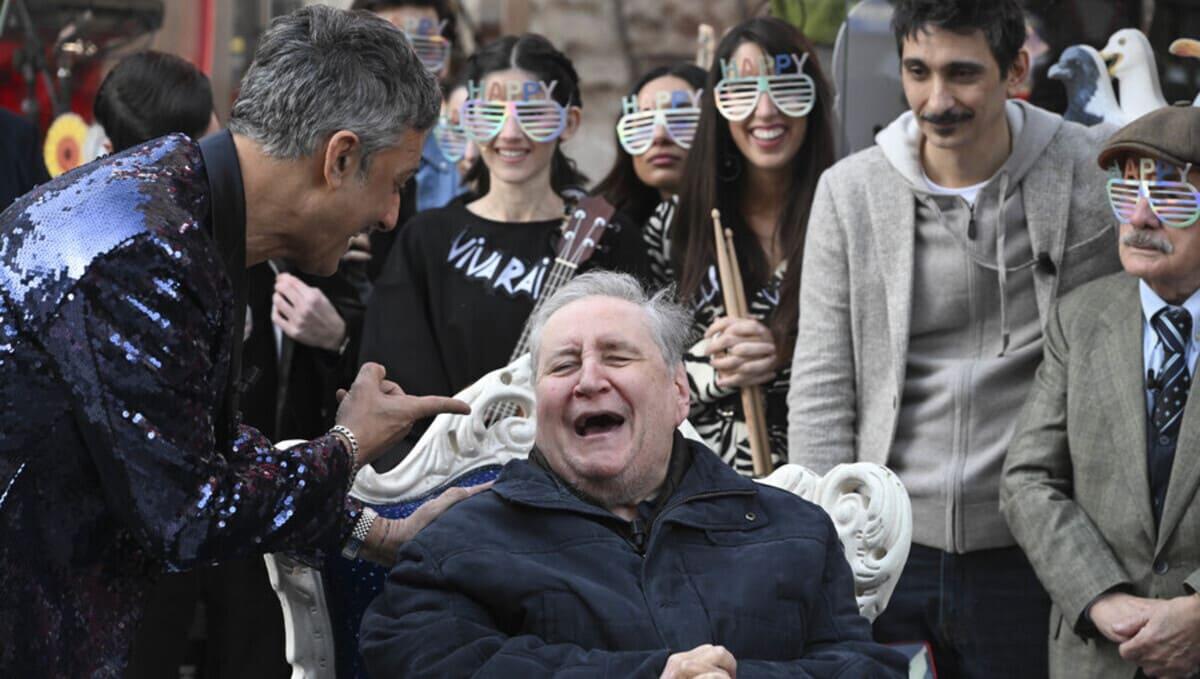 I 70 anni di Vincenzo Mollica festeggiati con Fiorello: “Non vedo più, ma so immaginare” - 