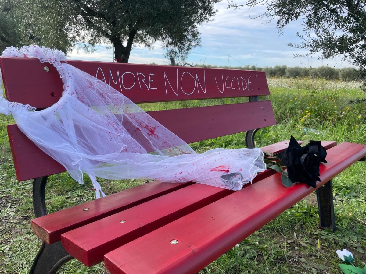 Installò una panchina rossa per dire "No alla Violenza sulle Donne", furto nella campagna di un agricoltore di Lucera - 