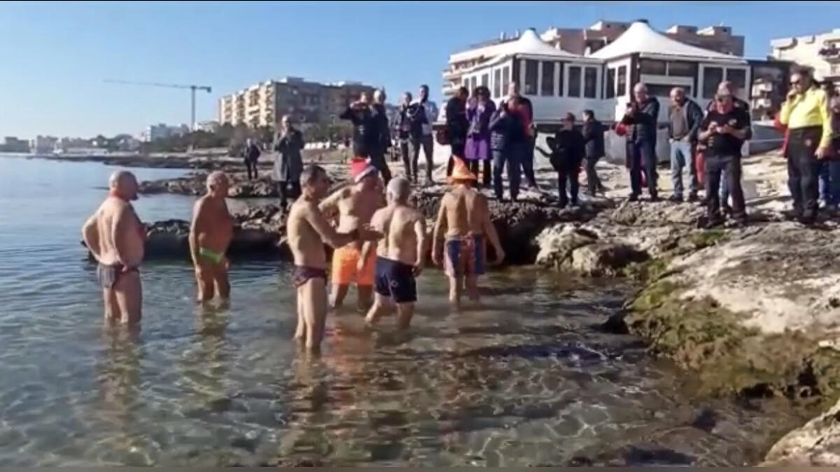 Primo bagno del 2023 a Manfredonia! Rinnovata la tradizione del primo giorno dell'anno - 