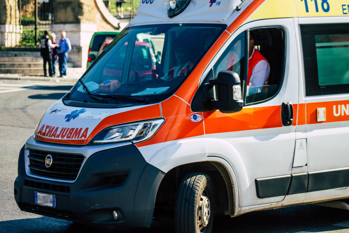 Salvato un cacciatore nelle campagne di Foggia, praticato massaggio cardiaco per circa 30 minuti - Rome Italy September 29, 2019 View of a Italian ambulance driving through the streets of Rome in the morning