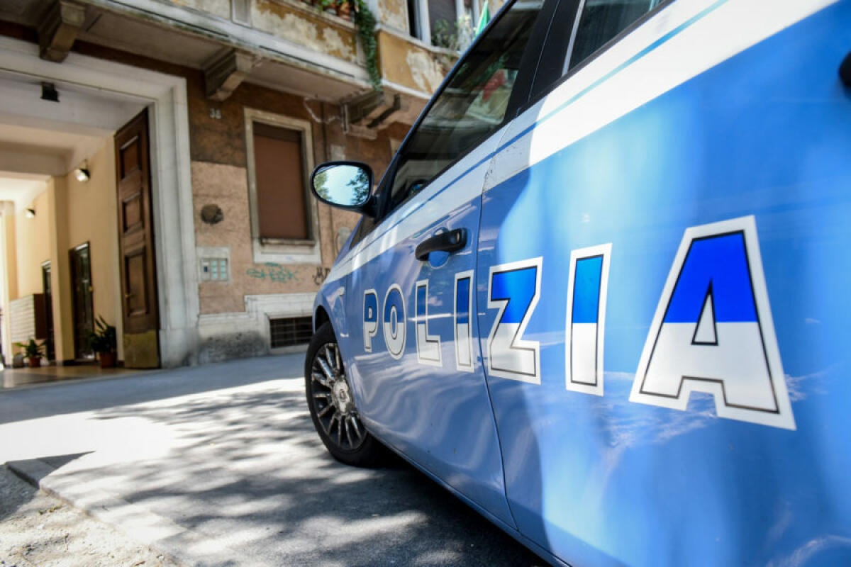 Controlli sugli avventori di un bar nel centro cittadino - 