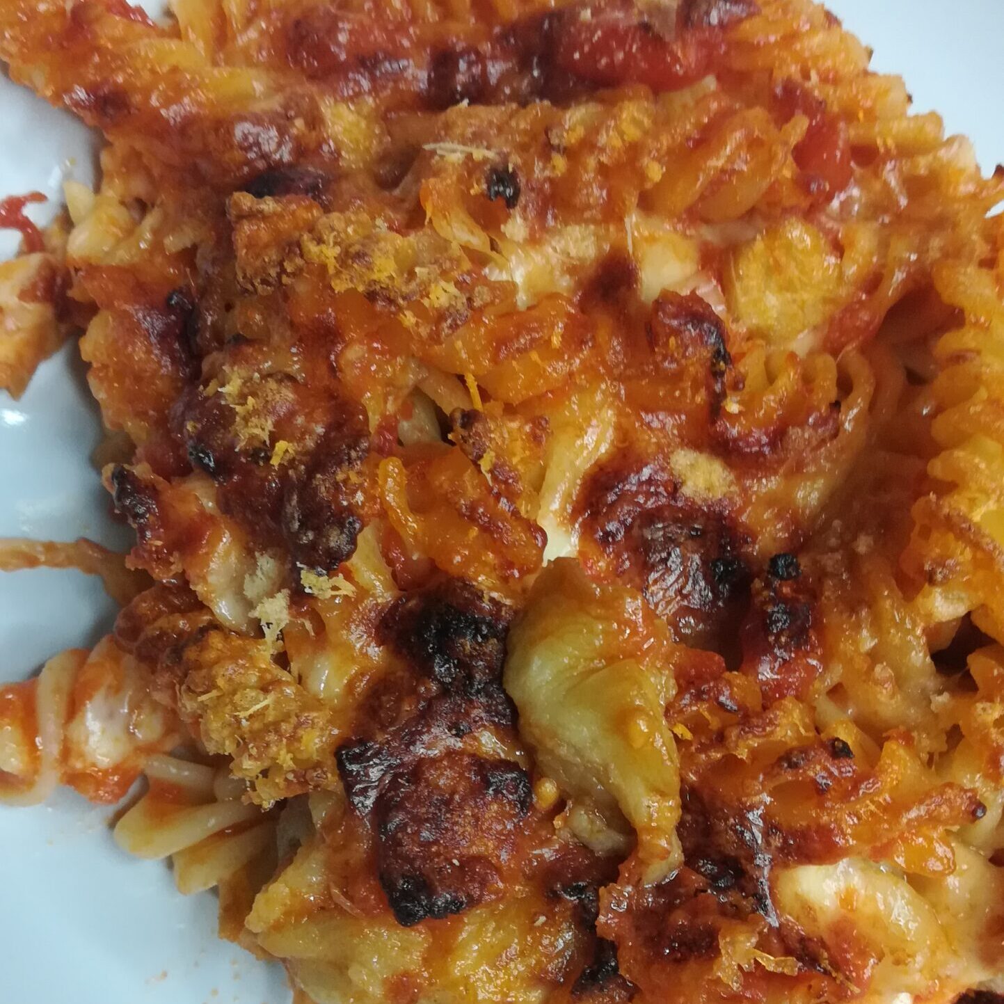Fusilli con datterino in salsa Bioricci, melanzane e provola affumicata