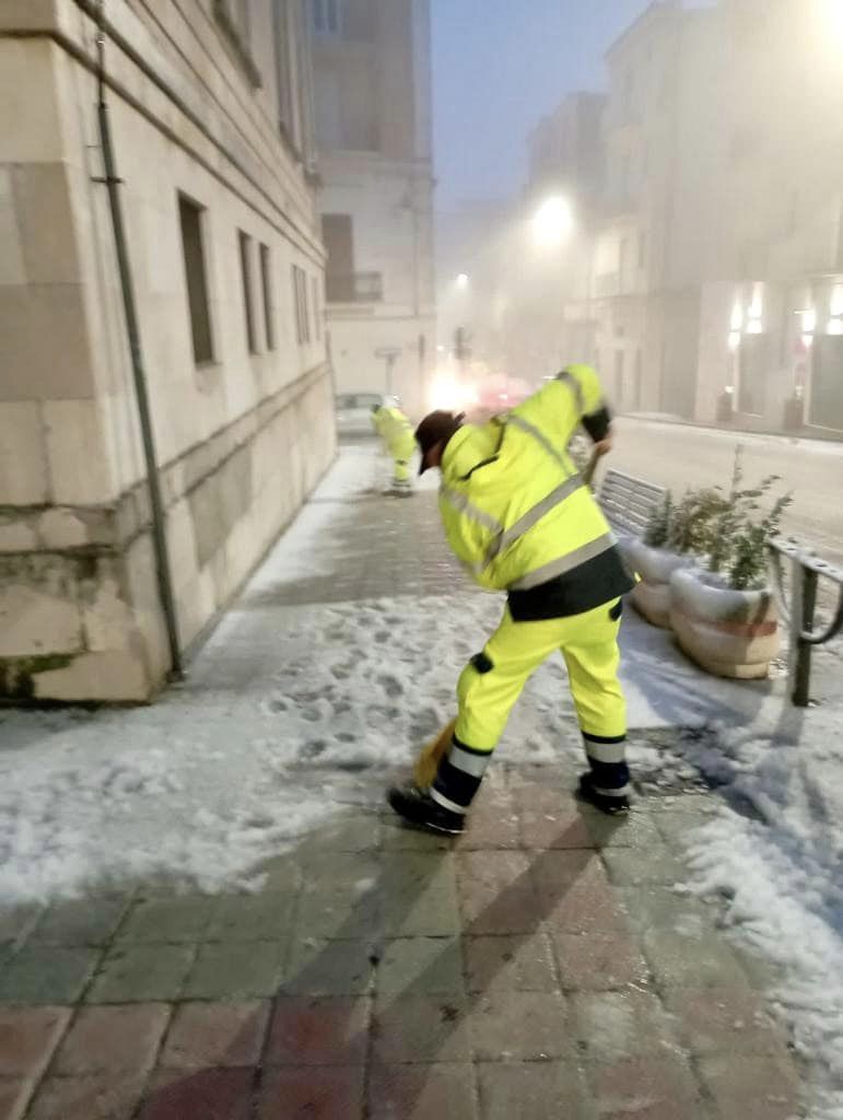 Monte Sant’Angelo si risveglia sotto la neve, il Sindaco: “Situazione tranquilla”