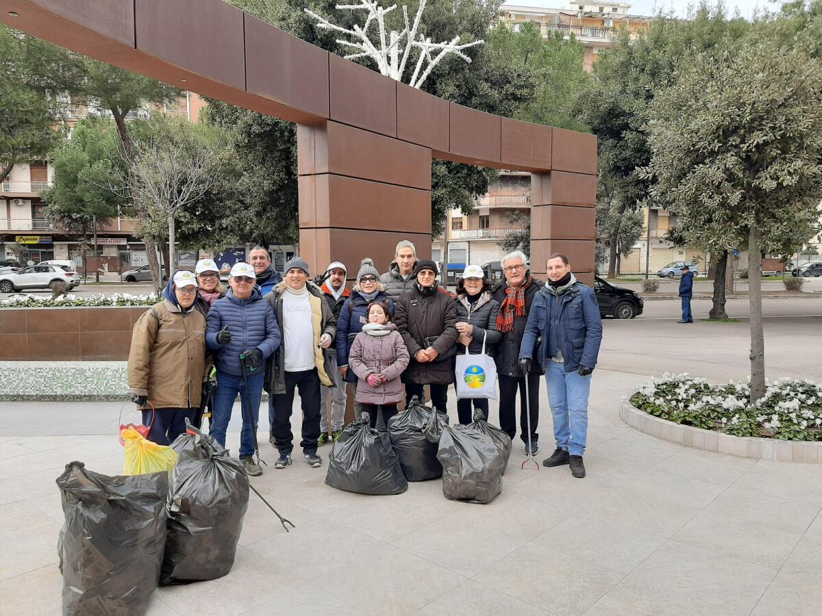 I volontari di "La Via della Felicità" di nuovo all'opera in Viale Colombo, Via Gissi e Viale Michelangelo - 