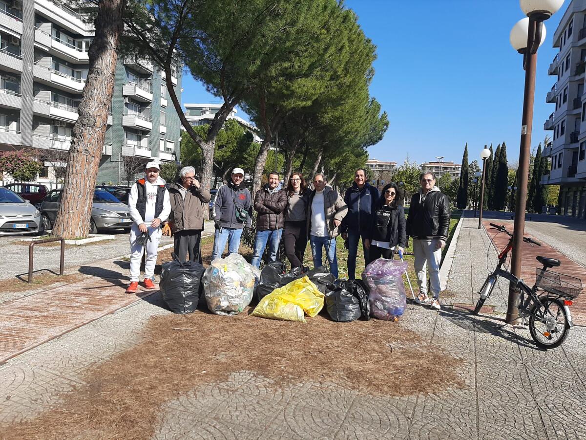 Ripulita la zona di Pantanella e Viale Francia, i volontari di "La Via della Felicità" di Foggia di nuovo all'opera - 