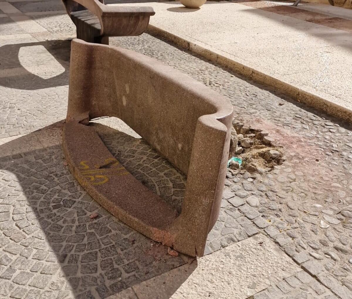 Foggia: panchine divelte con brutalità in piazza Baldassarre - 