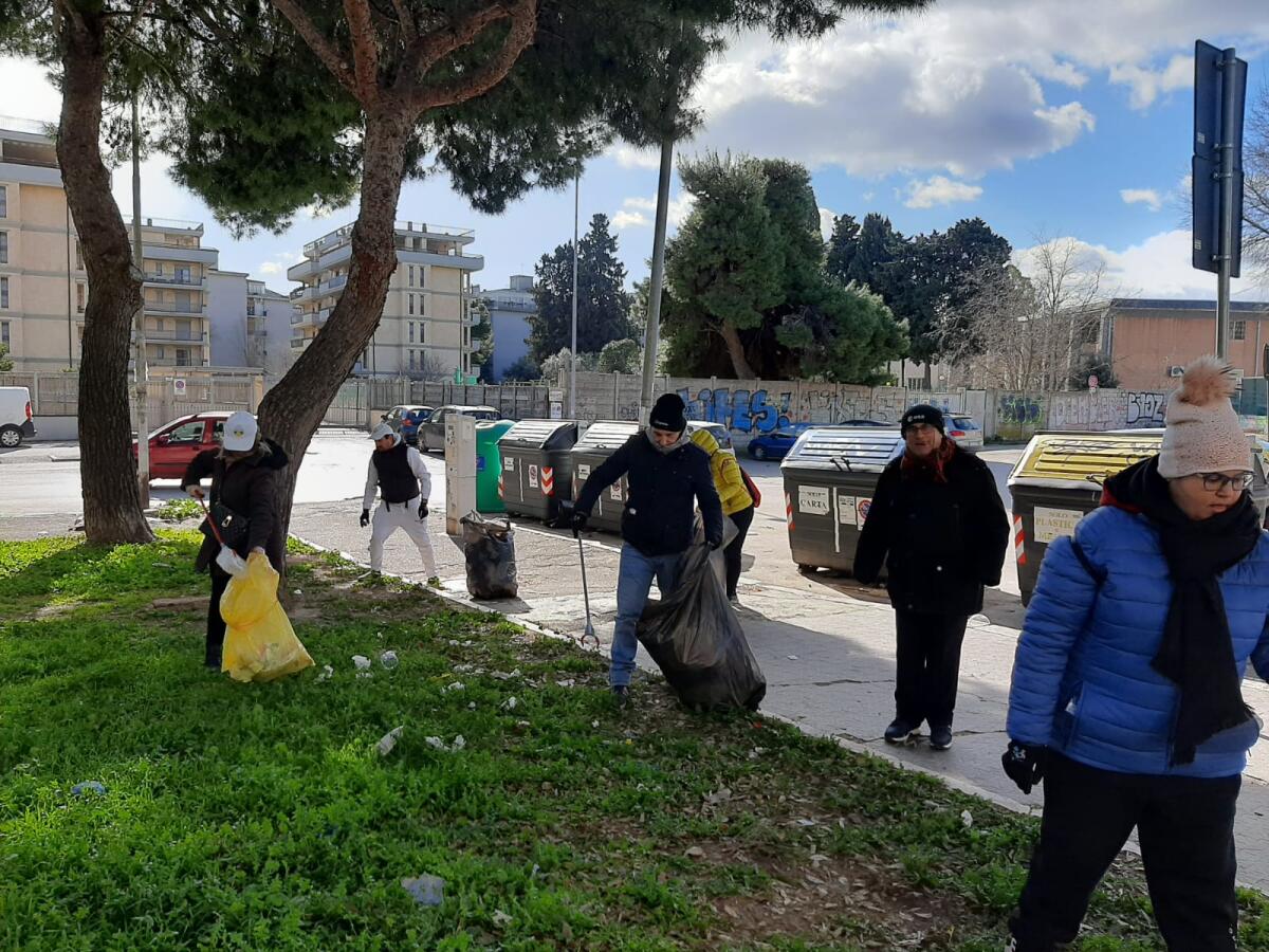 Foggia: anche questa domenica intervengono i volontari de La Via della Felicità, raccolta rifiuti tra Corso Roma e Via Zuretti - 
