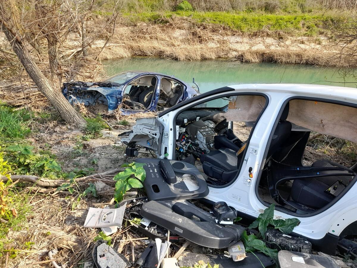 Decine di auto rubate. il ritrovamento a pochi chilometri da Foggia, nel torrente Cervaro - 