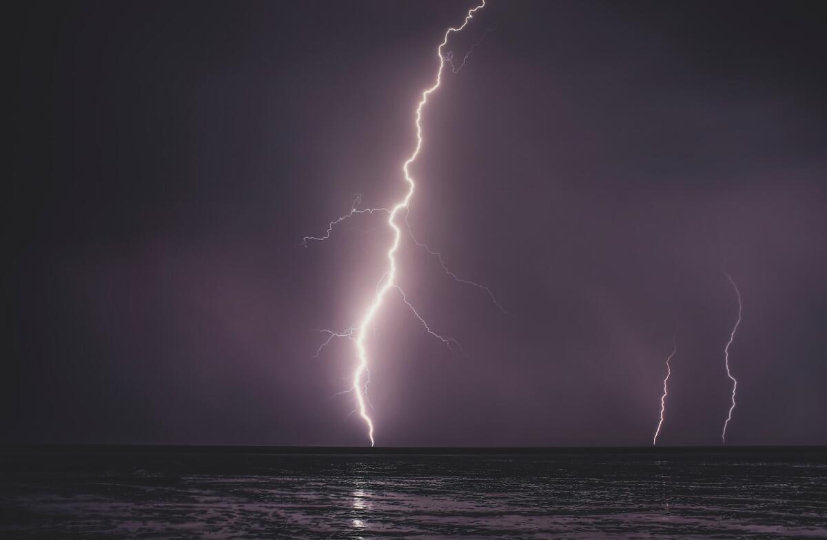 Maltempo, 33enne colpito da fulmine in riva al mare, lo salvano due donne. Succede in Puglia - 
