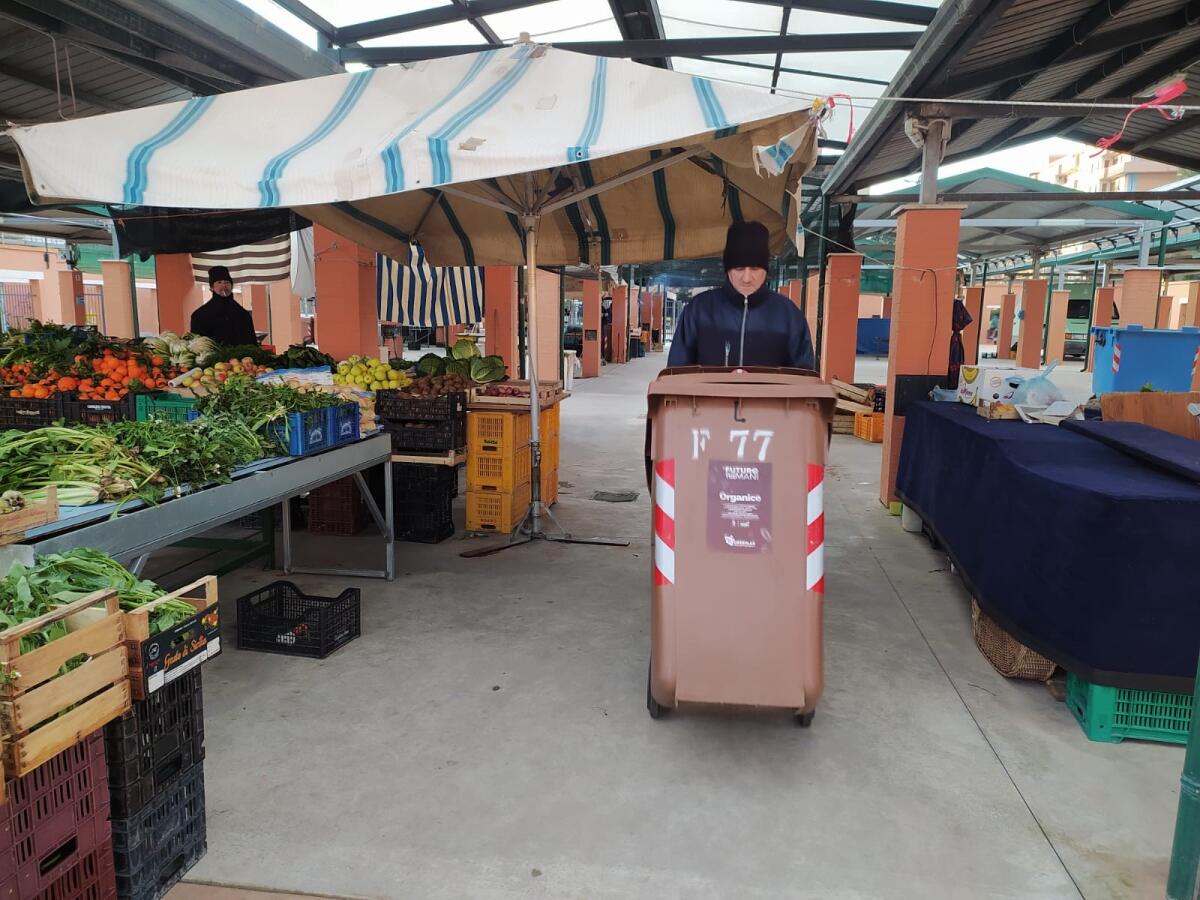 Al via la raccolta differenziata dell’umido in tutti i mercati di Foggia: sinergia positiva tra Amiu, Comune e operatori commerciali - 